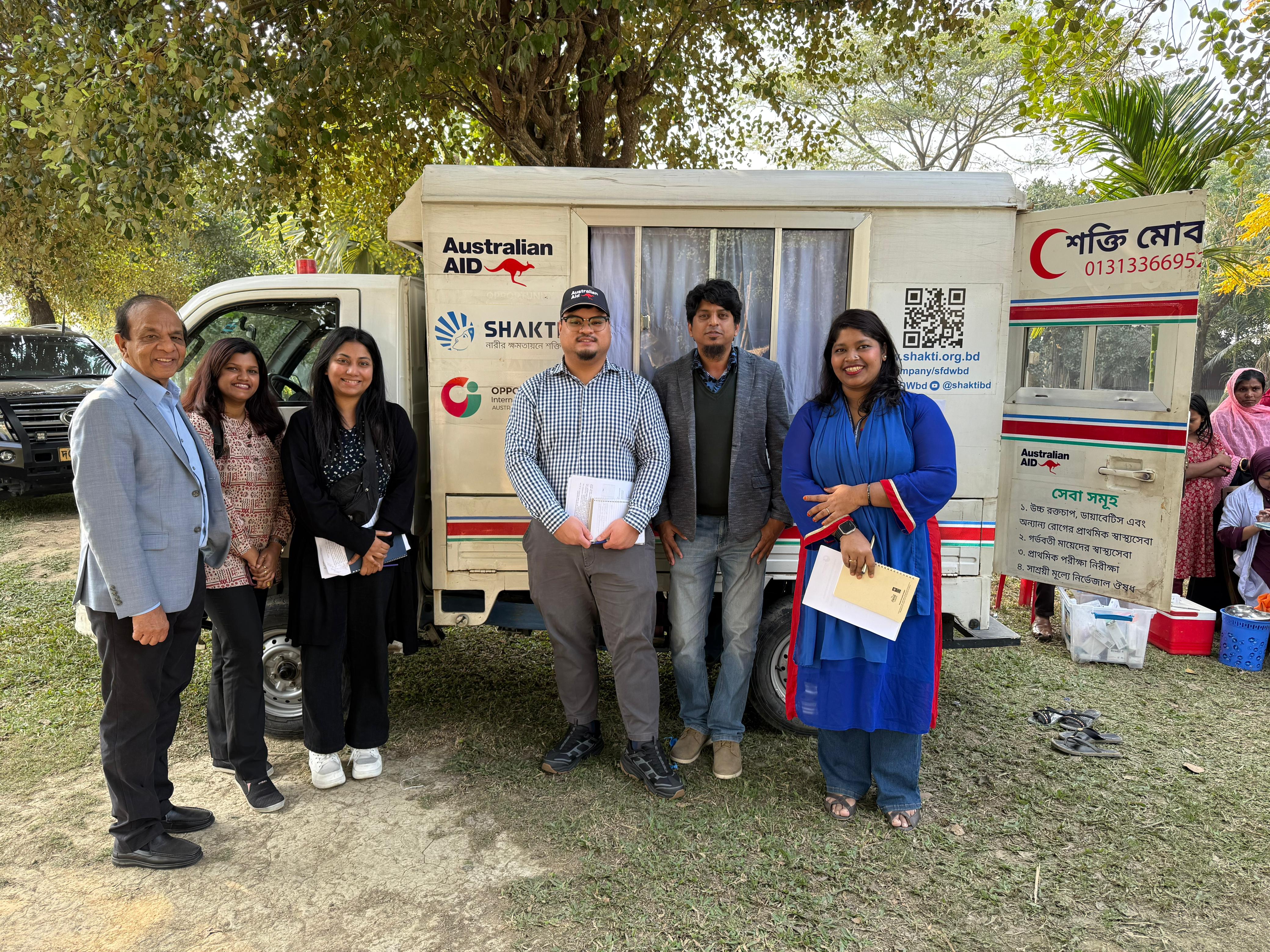 Members of the DFAT team with the medical mobile clinic
